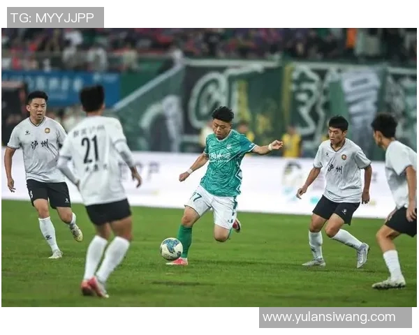 与球星同场竞技！畅享3D足球体验，感受真实比赛激情与挑战